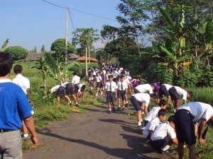 bersih-bersih-lingkungan-sekitar