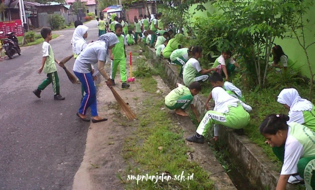 bersih-bersih-lingkungan-sekitar