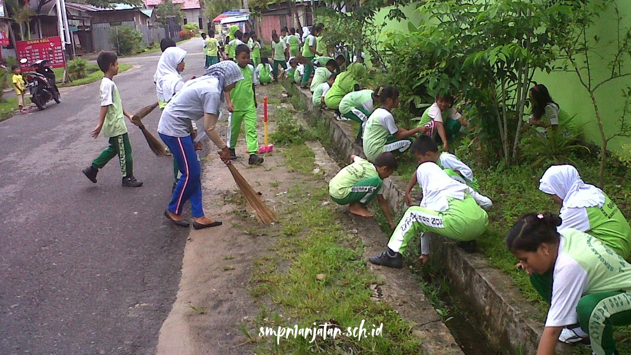 bersih-bersih-lingkungan-sekitar